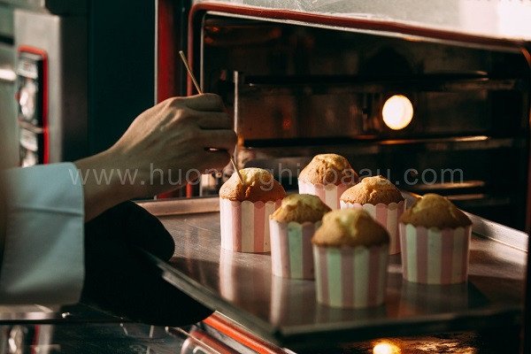 Que tăm được cắm vào chính giữa chiếc bánh Cupcake trong khuôn, kiểm tra độ chín hoàn hảo