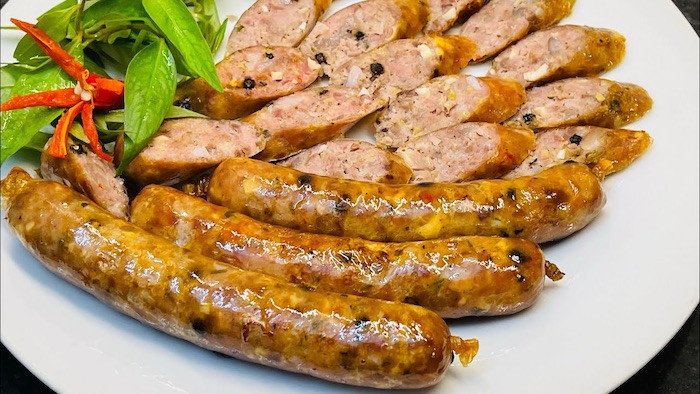 Quét dầu hoặc mật ong lên bề mặt dồi sụn để có màu vàng đẹp mắt