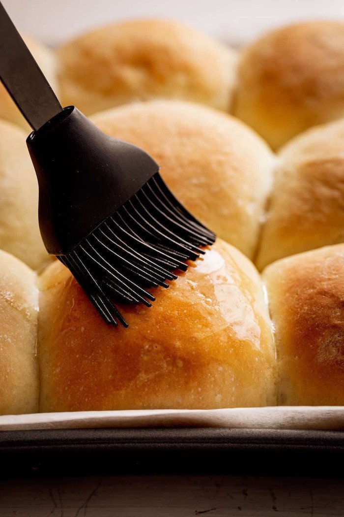 Quét lòng đỏ trứng lên bề mặt bánh mì để tạo màu vàng đẹp mắt và hấp dẫn
