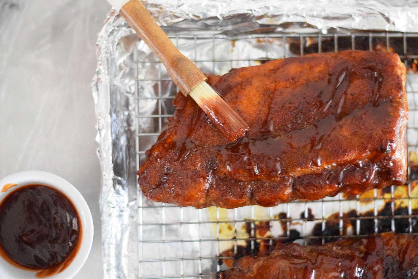 Quét thêm sốt mật ong lên thịt bò giữa các lần nướng để thành phẩm có màu vàng nâu đẹp mắt