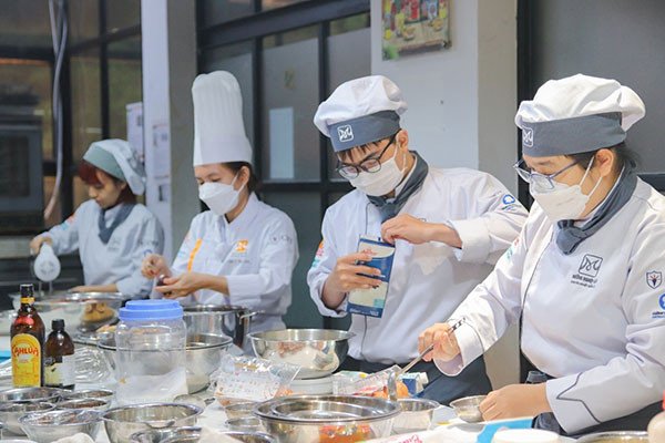 Quy trình chuẩn bị nguyên liệu làm bánh Entremet phức tạp
