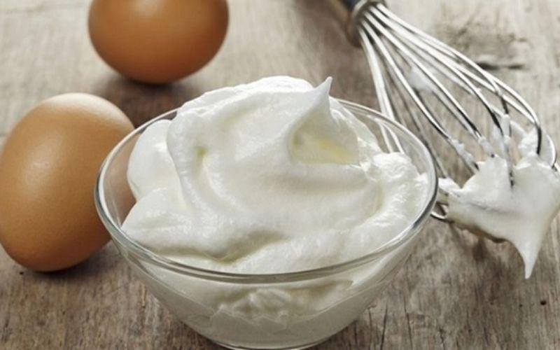 Quy trình đánh bông kem tươi từ bột béo tại nhà đơn giản