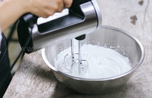 Quy trình đánh kem tươi béo ngậy kèm đường cho phần nhân bánh bông lan cuộn