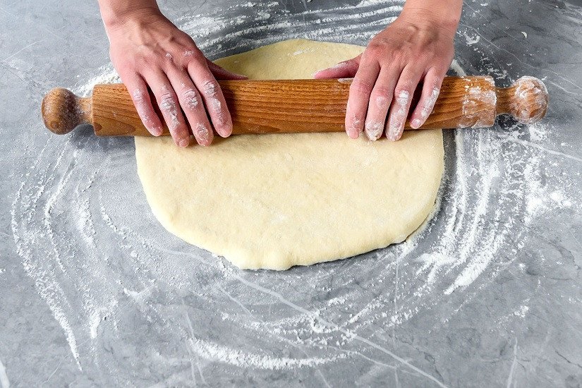 Quy trình gấp và cán bột bánh Croissant với bơ lạnh để tạo nên hàng trăm lớp