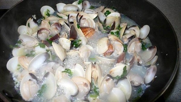 Quy trình hấp nghêu Thái thơm ngon trong nồi để nghêu mở miệng