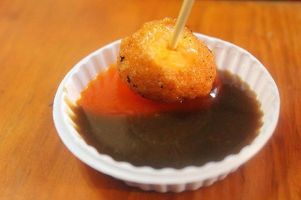 Quy trình làm tương đen chấm cá viên chiên, với các nguyên liệu được sắp xếp gọn gàng trên bàn bếp, cho thấy cách làm tương đen sánh mịn.