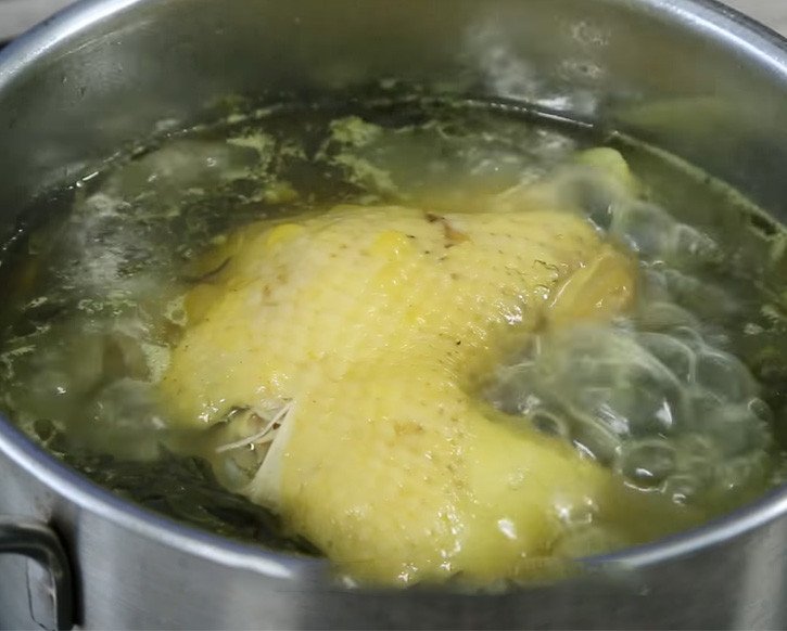 Quy trình nấu gà hầm ngải cứu trong nồi đang sôi