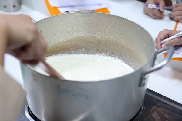 Quy trình nấu sữa cơ bản để làm sữa chua bằng nồi cơm điện