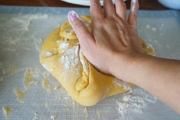 Quy trình nhào bột làm bánh đậu xanh nướng mịn màng không dính tay
