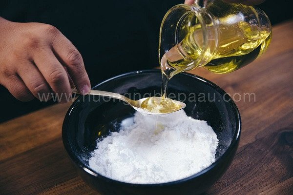 Quy trình nhào nặn vỏ bánh Trung thu nhân khoai môn mềm mịn