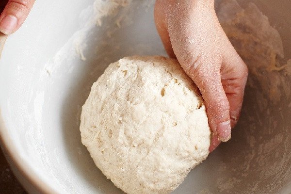 Quy trình nhồi bột bánh mì ngọt nhân dừa đạt độ mịn