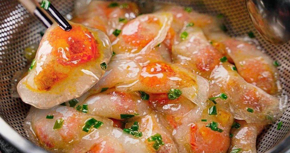 Cách Làm Bánh Bột Lọc Tôm Thịt Chuẩn Vị Gia Đình Quy trình nhồi bột năng và tạo hình vỏ bánh bột lọc