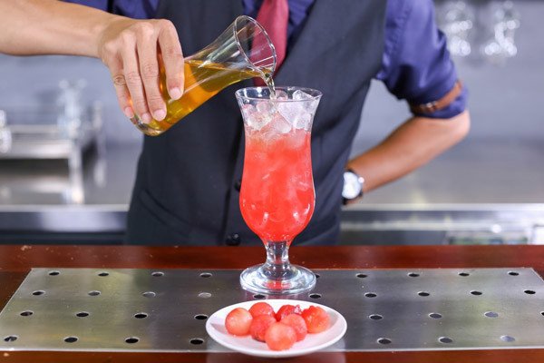 Quy trình pha chế trà dưa hấu bạc hà với các lớp nguyên liệu tươi mát