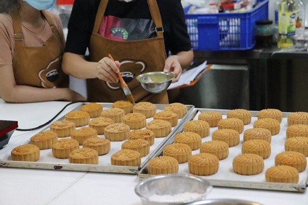 Quy trình phết trứng cho bánh trung thu nhân thập cẩm trước khi nướng lần cuối