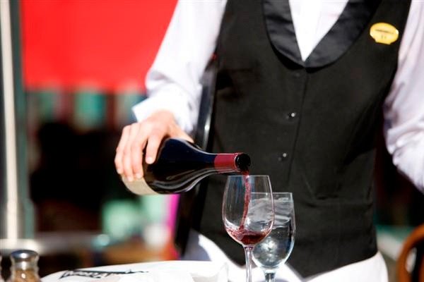 Quy trình rót và phục vụ rượu vang chuẩn mực