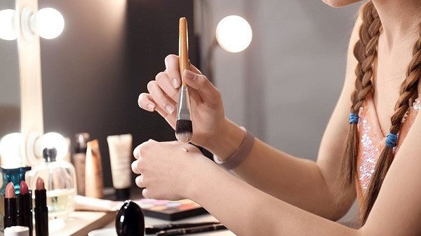 Quy trình và các thao tác kỹ thuật cần thiết khi thực hiện trang điểm.