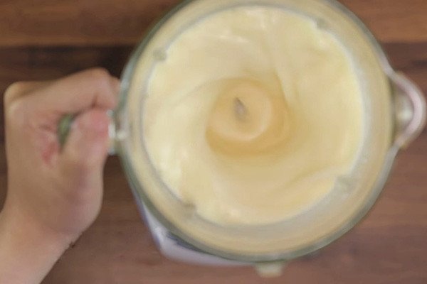 Quy trình xay và lọc kỹ lưỡng hỗn hợp để có sữa bắp mịn màng, không cặn