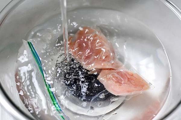 rã đông thực phẩm bằng nước lạnh an toàn