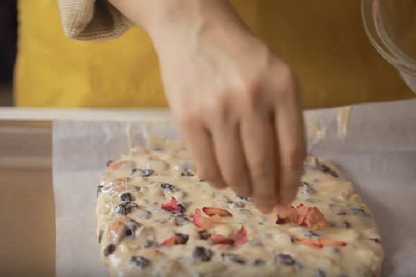 Rắc cánh hoa hồng lên kẹo Nougat trang trí