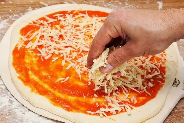 Rải phô mai Mozzarella làm pizza phô mai