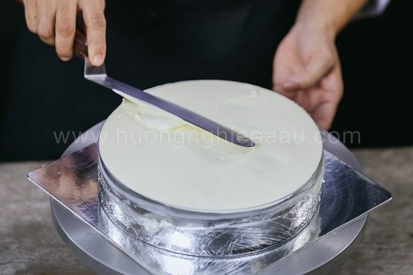 Ráp lớp bánh và kem cho món Tiramisu không nướng