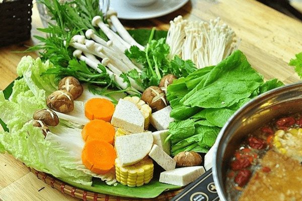Rau ăn kèm tươi xanh cùng lẩu hải sản chay thanh mát