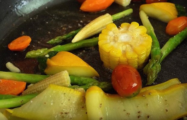 Rau củ xào được nêm gia vị với muối và tiêu để tăng hương vị