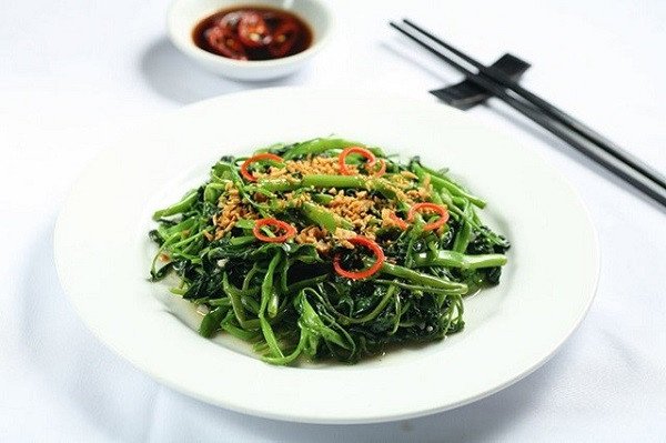 Rau muống xào tỏi xanh giòn