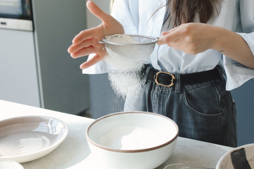 Rây bột hạnh nhân và đường bột siêu mịn để làm vỏ bánh Macaron
