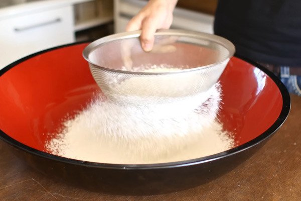 Rây bột kiều mạch và bột mì để làm sợi mì soba