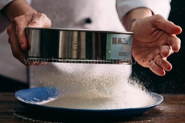 rây bột làm bánh bông lan bằng lò vi sóng