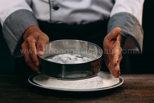 Rây bột mì mịn làm đế bánh Pizza