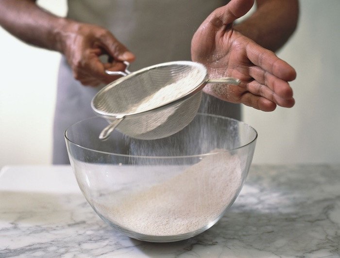 Rây bột mì và bột bắp làm bánh bông lan tơi xốp