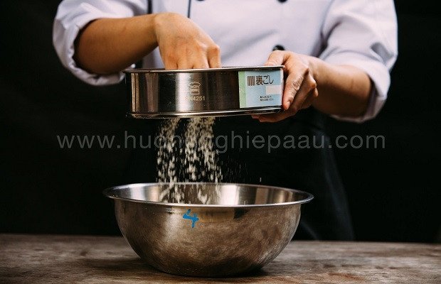 Rây bột mì và bột ngô làm bánh Crepe chuối
