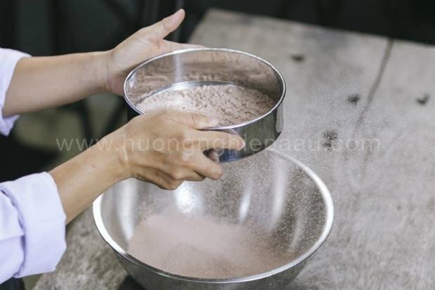 Rây bột mịn chuẩn bị nguyên liệu làm bánh Tiramisu