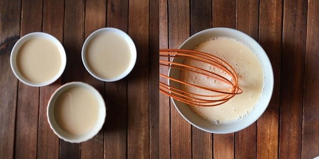 Rây hỗn hợp trứng sữa mịn màng để có pudding hoàn hảo