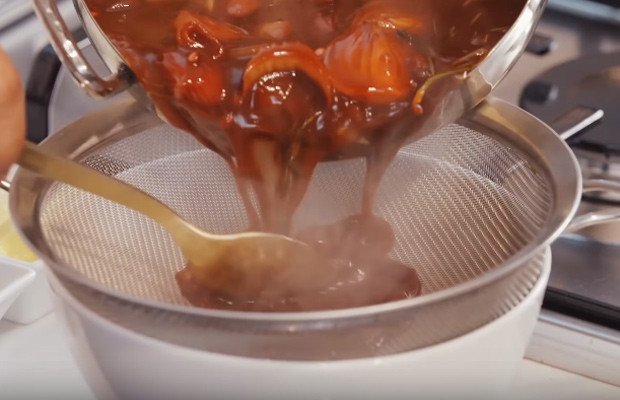 Rây nước xốt tiêu đỏ để có món bò beefsteak chuẩn vị