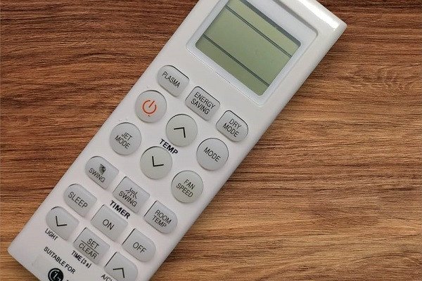 Remote máy lạnh với các nút điều khiển cơ bản