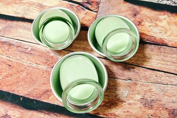 Rót hỗn hợp panna cotta trà xanh vào ly nghiêng