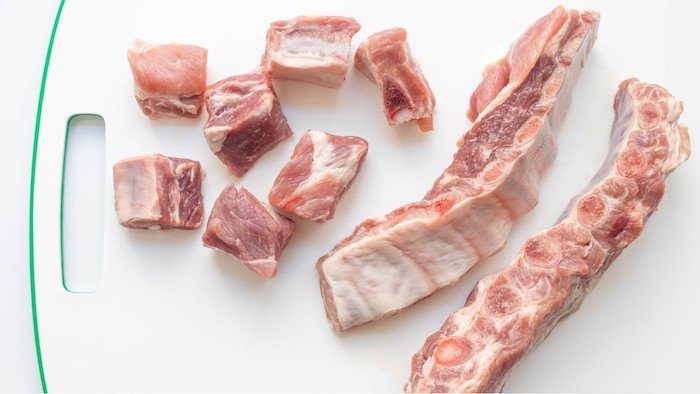Rửa sạch sườn để loại bỏ mùi hôi trước khi chế biến sườn nướng mật ong