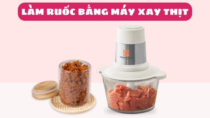 Ruốc thịt heo tự làm bằng máy xay thịt được đựng trong hũ thủy tinh kín đáo, sợi ruốc vàng óng thơm ngon.