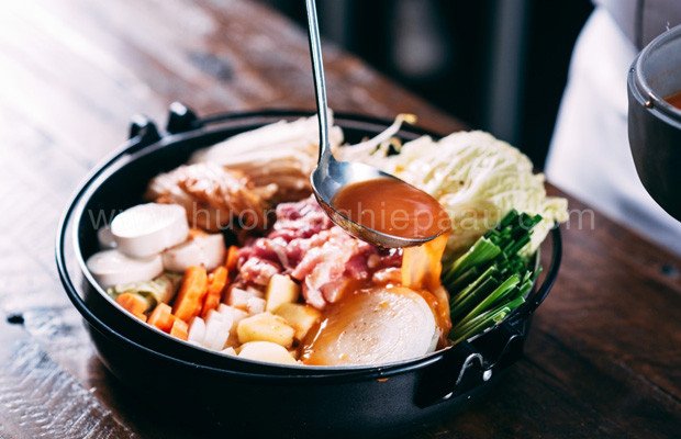 Rưới nước dùng lẩu kim chi Nhật Bản vào nồi nguyên liệu
