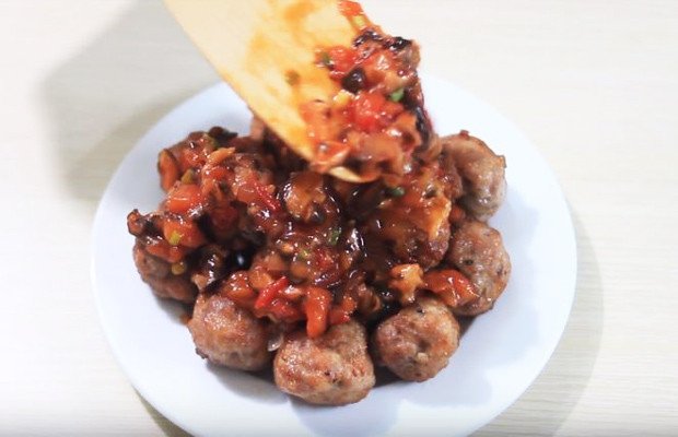 rưới xốt lên các viên thịt