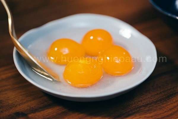 Rượu Mai Quế Lộ giúp khử mùi lòng đỏ trứng muối trong nhân bánh dẻo