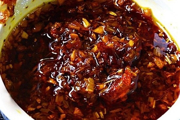 Sa tế giúp thịt nướng có thêm vị cay cay, đậm đà và màu sắc hấp dẫn