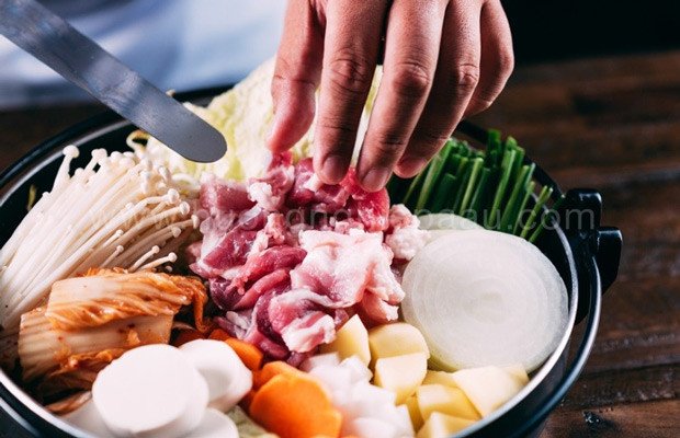 Sắp xếp nguyên liệu lẩu kim chi Nhật Bản đẹp mắt trong nồi