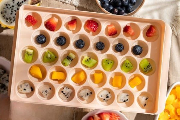 Sắp xếp trái cây đủ màu sắc vào khuôn trước khi đổ thạch rau câu