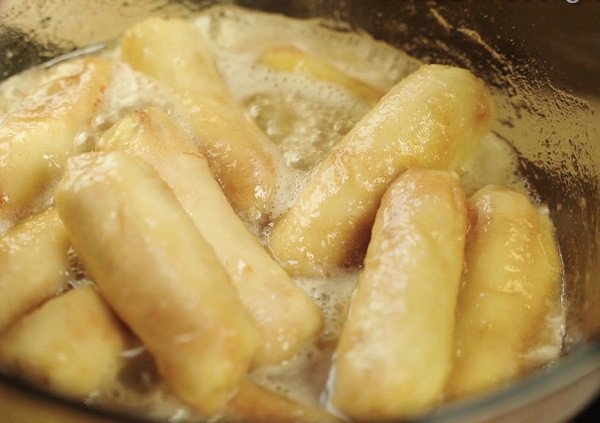 Sên chuối đã ướp đường để chè chuối bột báng thêm đậm đà