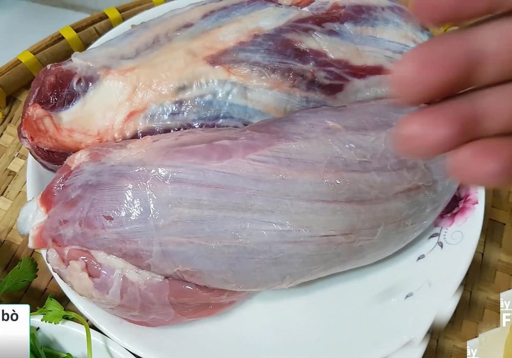Sơ chế bắp bò cẩn thận trước khi luộc để khử mùi