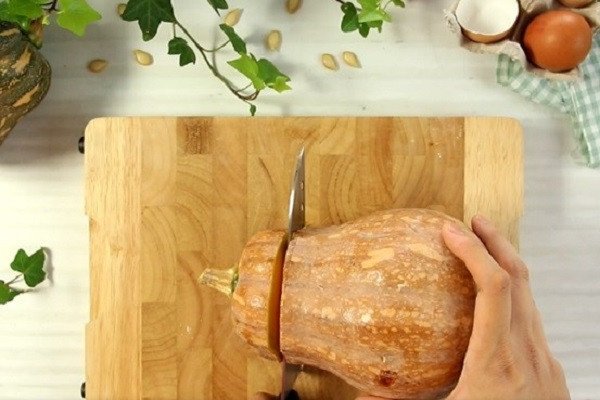 Sơ chế bí đỏ để làm bánh Flan bí đỏ
